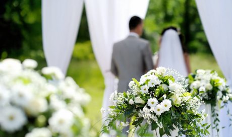 Louer des drapés pour décorer un mariage - Vougy - ONE DAY DECO