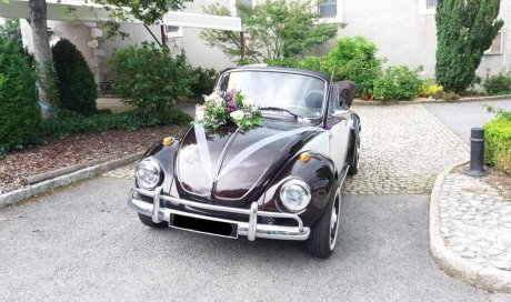 Louer une voiture ancienne et décorée pour un mariage - Vougy - ONE DAY DECO