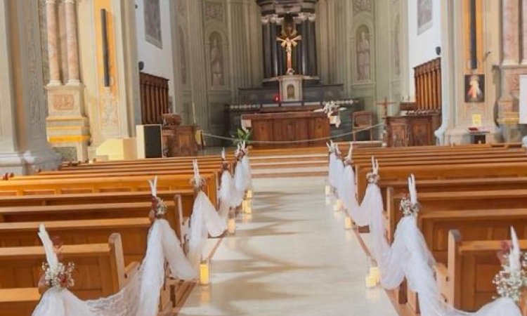 Décoration d'église avec drapage des bancs. 